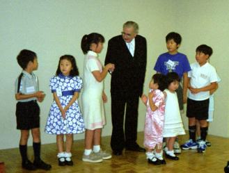 子どもたちと握手されるＧ・ネラン神父